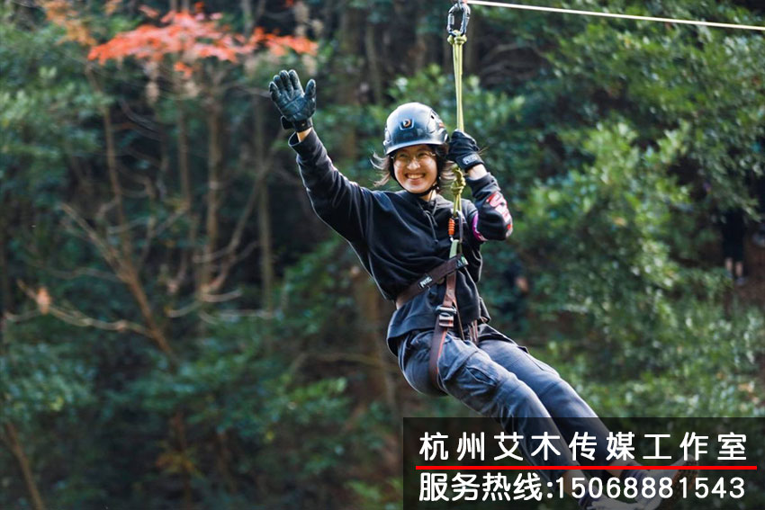 戶外訓(xùn)練基地團隊成員半空坐滑繩索道場景拍攝