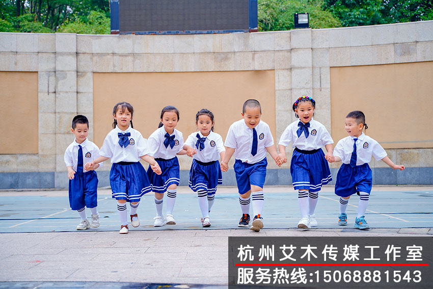 和熟悉的幼稚園，親密的同學(xué)牽手留念拍攝