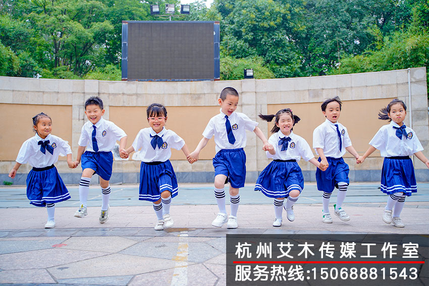 和熟悉的幼稚園，親密的同學(xué)牽手留念拍攝