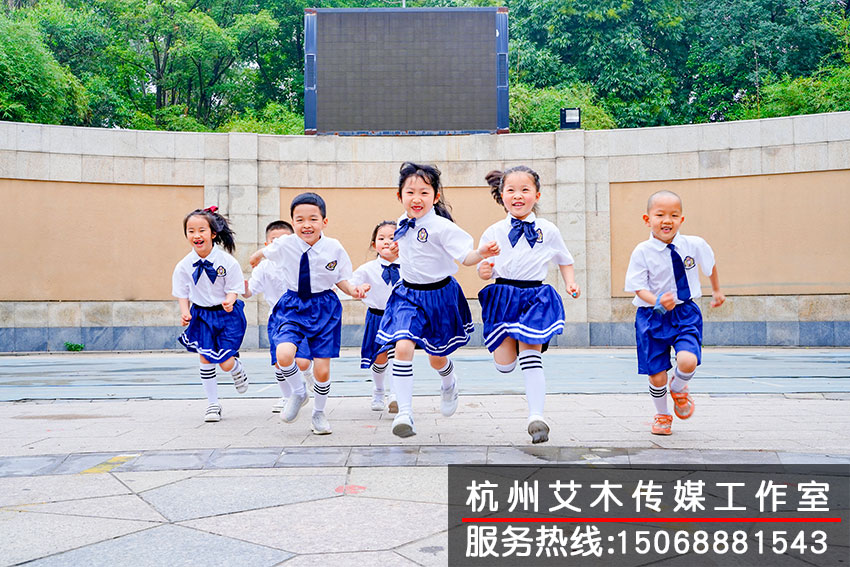 和熟悉的幼稚園，親密的同學(xué)牽手留念拍攝